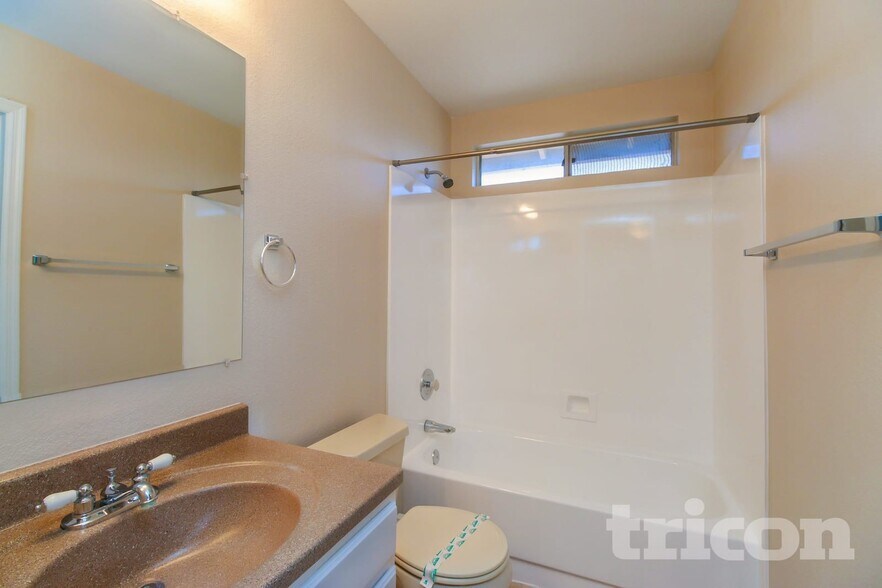 Building Photo - 1406 E Kerry Ln