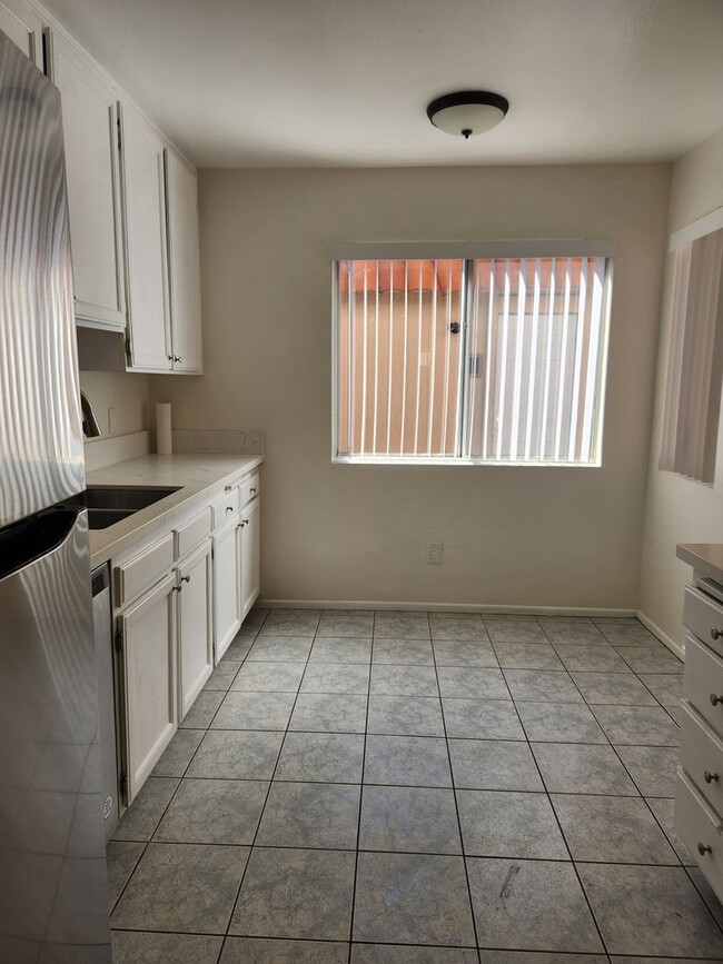 Building Photo - 3bed/2.5bath + Garage Townhome in Tarzana-...