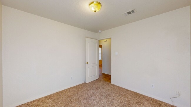 Building Photo - Look at all the space only $995!!!