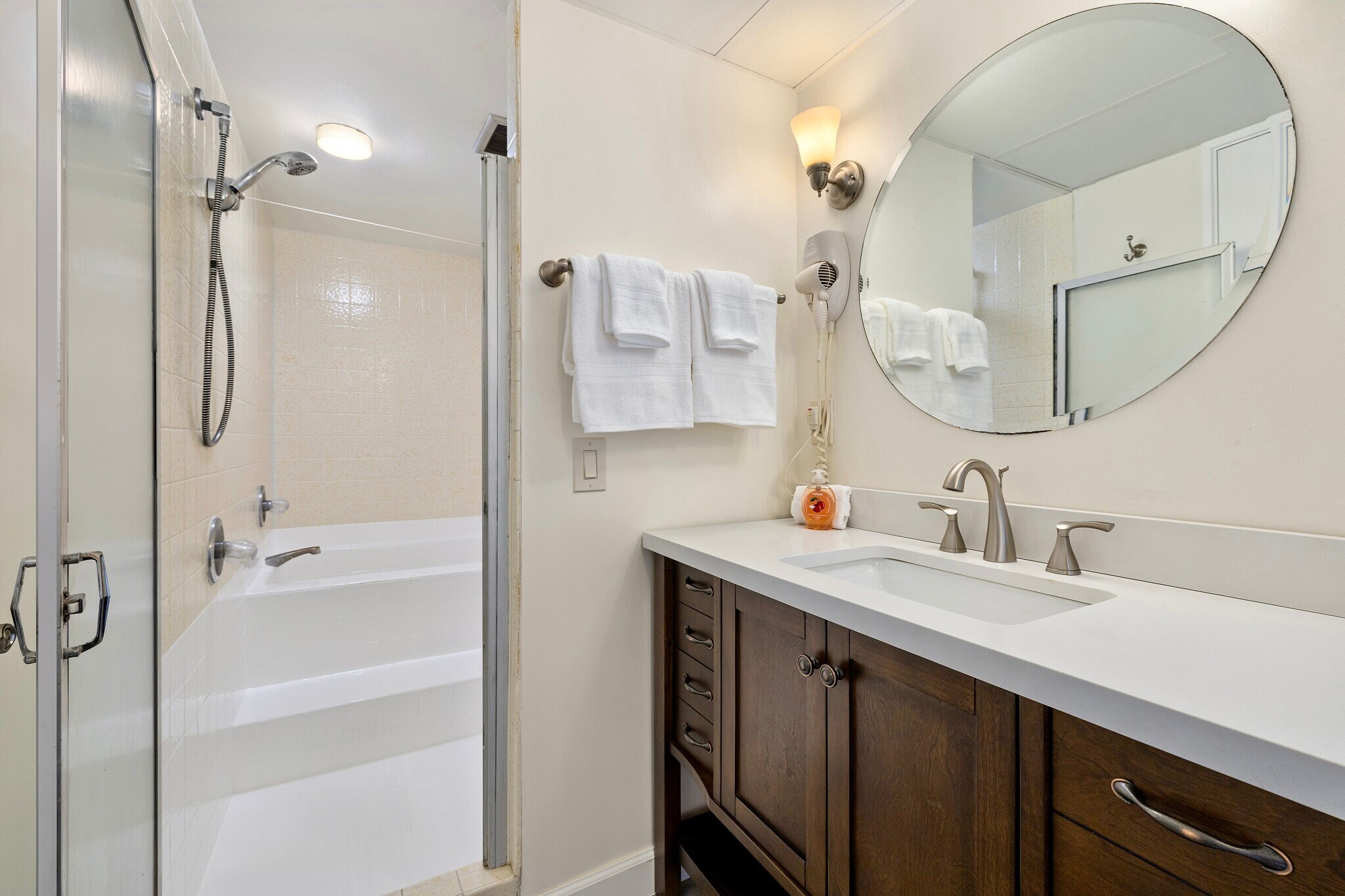 Building Photo - 2440 Kuhio Ave