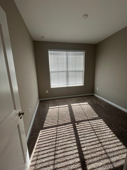 Building Photo - 1255 N Arizona Ave