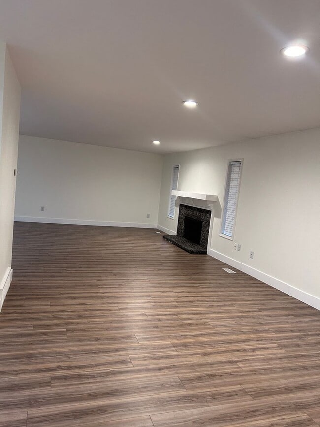 Building Photo - Southhill Duplex