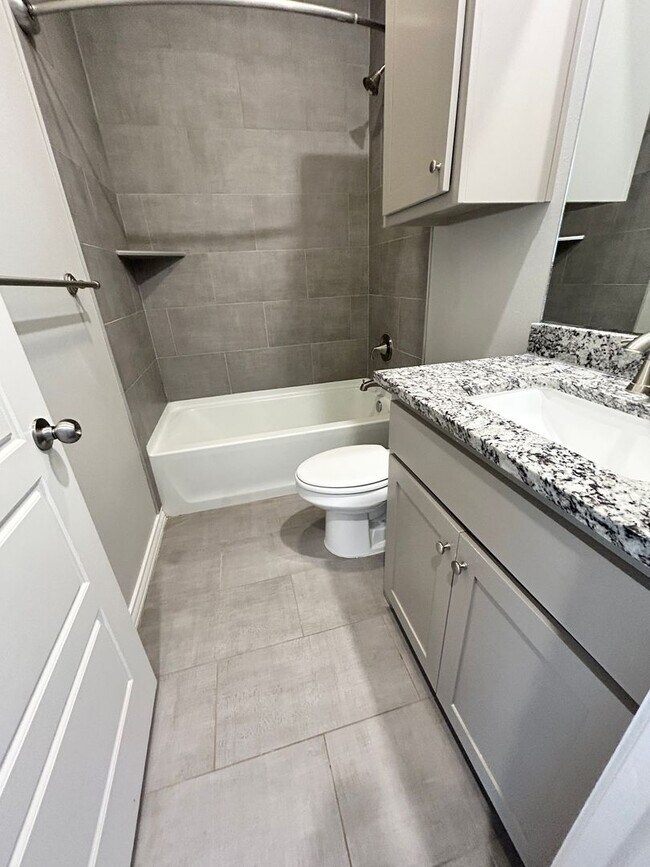 Building Photo - 3Bed/2Bath Available !