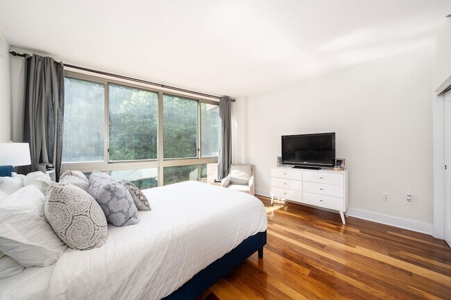 Building Photo - 800 Jackson St