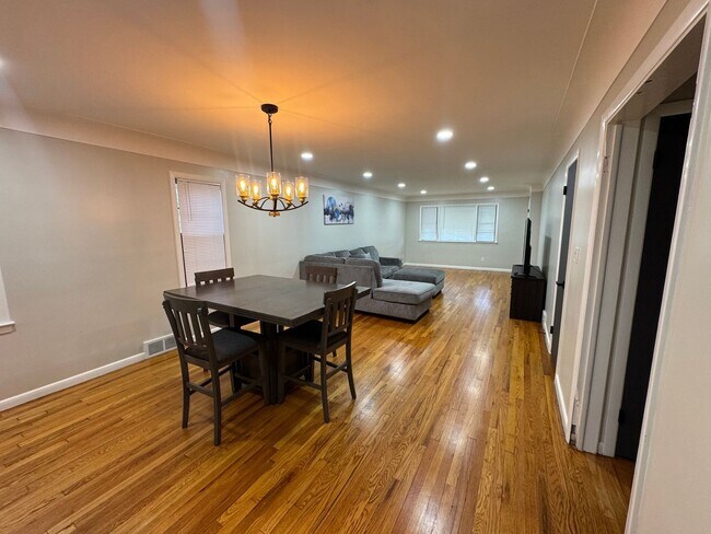 Building Photo - Charming 3BR Ground Floor Unit in South Euclid