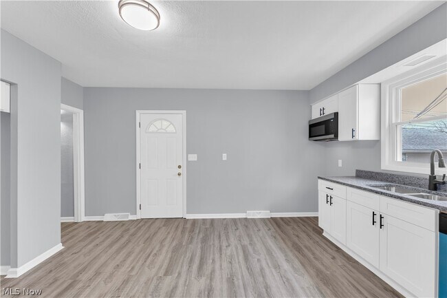 Building Photo - 3203 Ingleside Dr