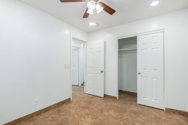 Building Photo - 1100 W 12th St