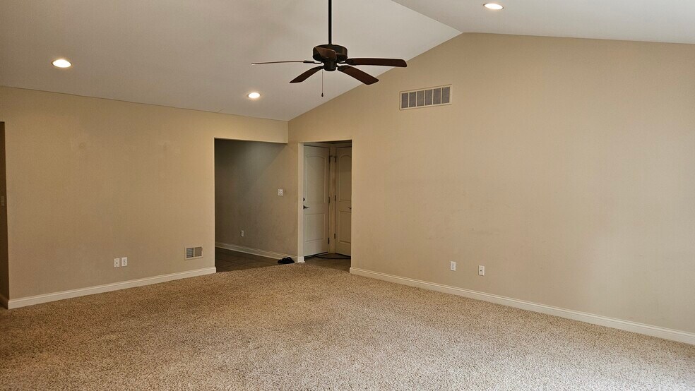 Building Photo - 801 Veterans Ln