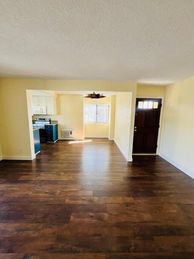 Building Photo - $2,900 - 2 Bed 2 Bath Condo in Del Cerro