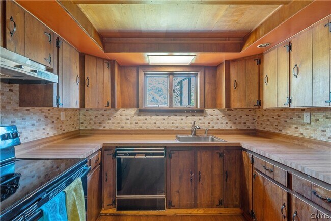Building Photo - 6555 Woodchuck Hill Rd