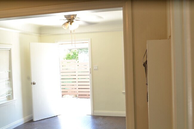 Building Photo - ??Newly Remodeled 2 Bed / 1 Bath Apartment...