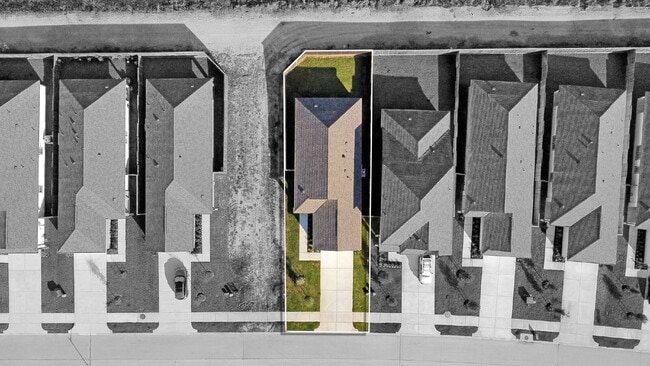 Building Photo - Barely-lived-in single-story 3 bedroom, 2 bath home with 2-car garage located in the Mavera commu...