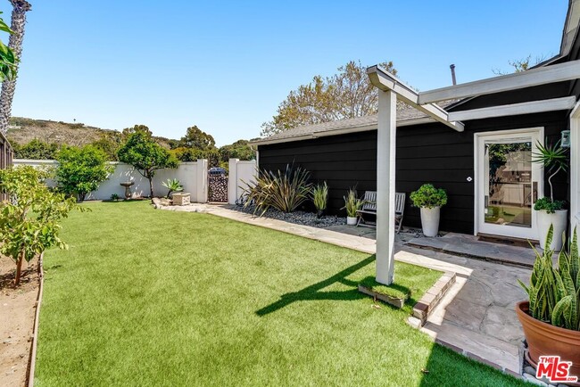 Building Photo - 8176 La Jolla Shores Dr