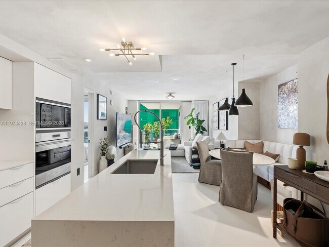 Building Photo - 9521 E Bay Harbor Dr