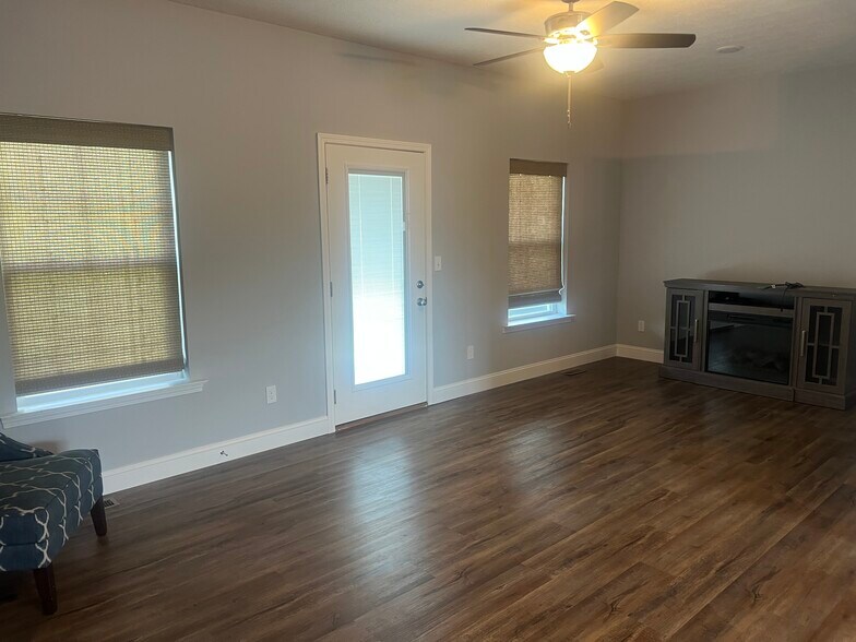 Building Photo - 2028 Mountain Ash Ln
