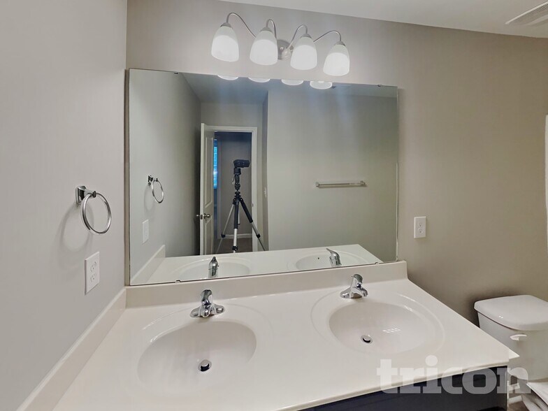 Building Photo - 2355 Whisperwood St