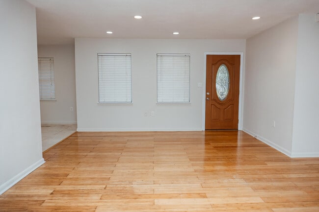 Building Photo - 410 Tanglewood Dr