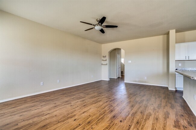 Building Photo - 301 Plum Dr