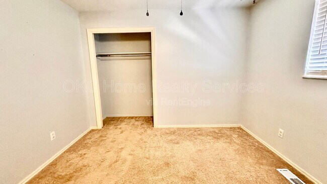 Building Photo - 12109 Camelot Dr