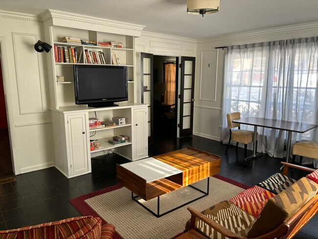 Family Room - 904 S Jordan Ave