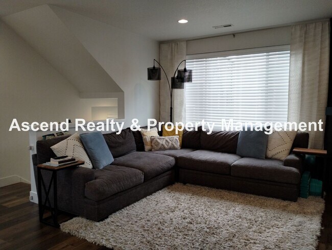 Building Photo - Like New 4 Bed Beauty Full Bed & Bath on M...