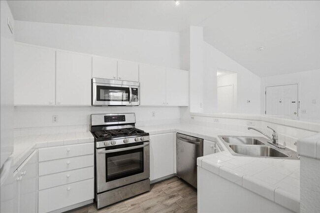 Building Photo - 2nd Level 2 bedroom, 2 bathroom condo outside of Summerlin