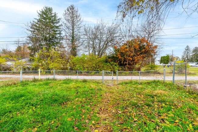 Building Photo - 2243 Safford Ave