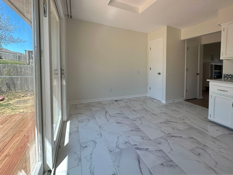 Building Photo - 1417 La Chateau Dr