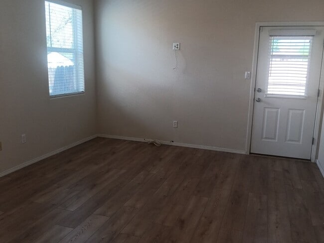 Building Photo - 3 Bedroom, 2 Bathroom Home! Schedule a Showing today!