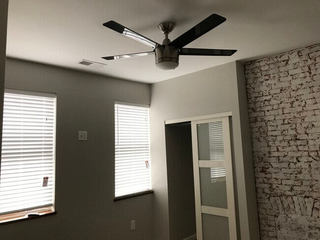 Building Photo - 546 Southern Ave