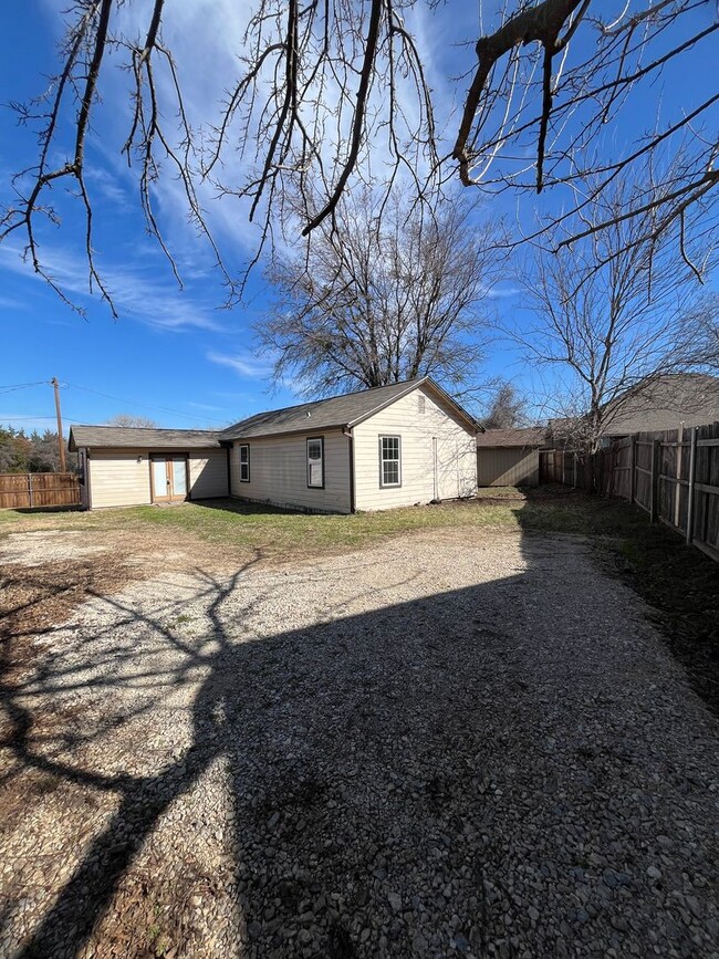 Building Photo - Historic neighborhood - 2/1 - Pets Welcome...