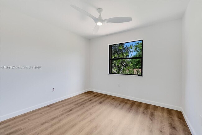 Building Photo - 10516 SW 112th Ave