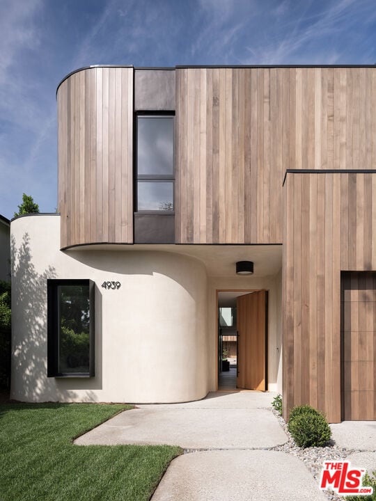 Building Photo - 4939 Petit Ave