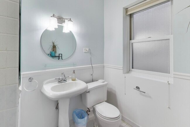 Building Photo - 3755 N Pine Grove Ave