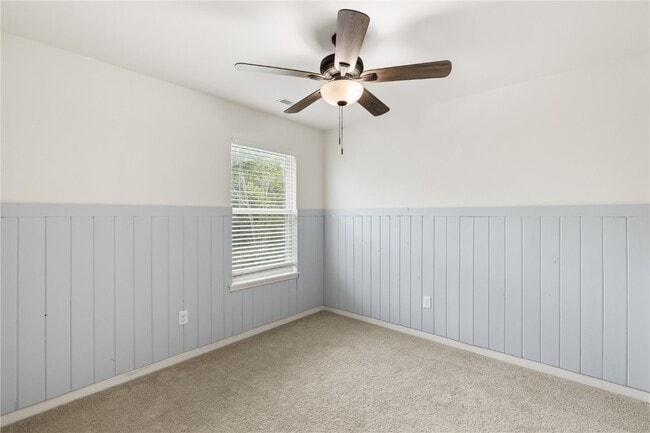 Building Photo - 945 Crestwood Ln
