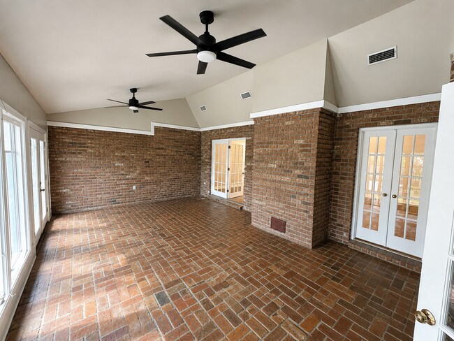 Building Photo - 440 Linda Dr