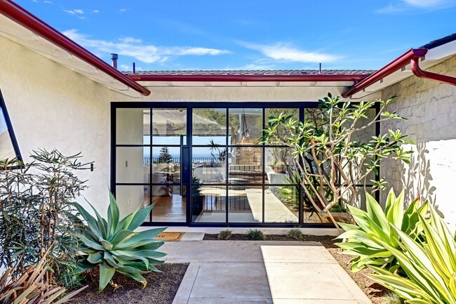 Building Photo - 4 S Vista De La Luna