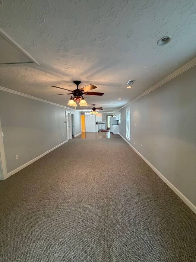 Building Photo - Fabulous 3 bedroom 2 bath in waterfront community!