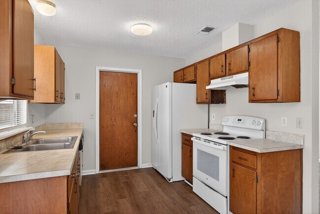 Building Photo - Nice family home!