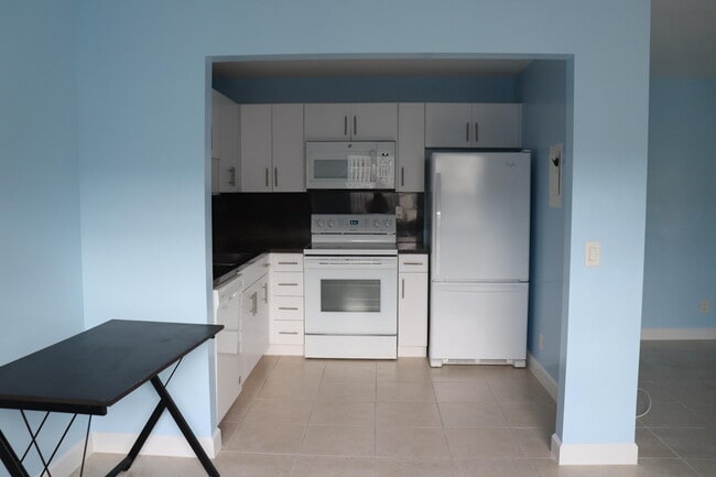 Building Photo - 464 Burgundy N