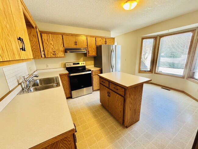 Building Photo - Charming Chaska Retreat: Spacious Single Family Homer 3-Bedroom 2.5 Bathroom Home with Finished B...
