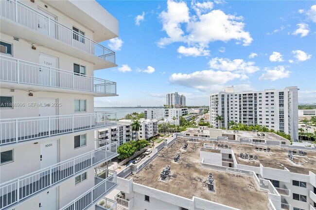 Building Photo - 1345 Lincoln Rd