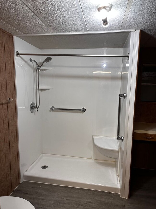 Building Photo - 2 Bedroom 1 Bathroom Home