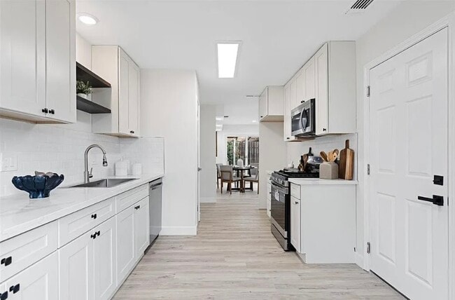 Building Photo - FOR RENT