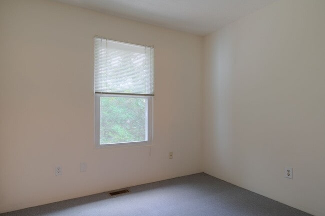 Building Photo - 4 bedroom / 2 1/2 Bath. Undergrad Welcome. Off Street Parking, Bus Route