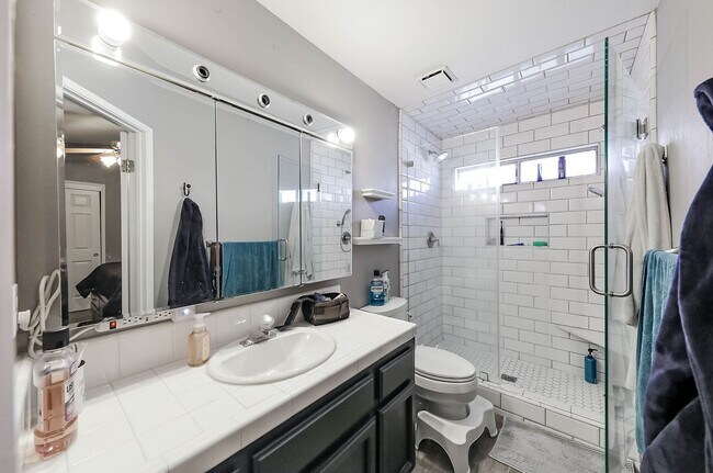 Building Photo - 3 Bedrooms with an office in Southwest Bakersfield!!