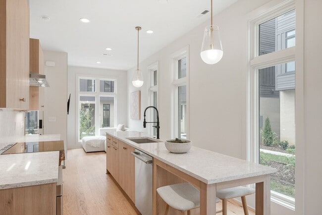 Building Photo - Stunning End Unit Townhome in Salemtown