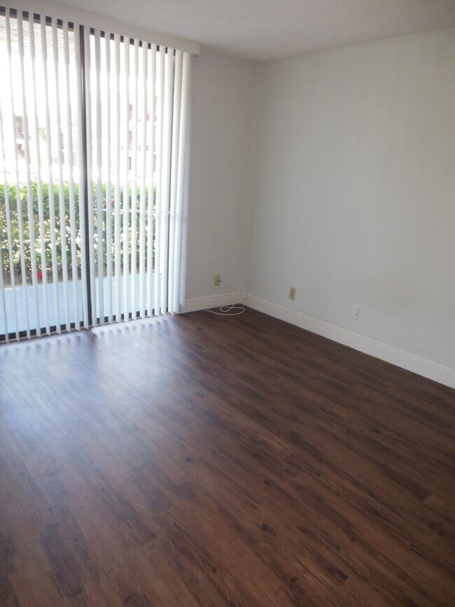 Building Photo - ONE BEDROOM ONE BATHROOM! WATERFRONT COMMU...