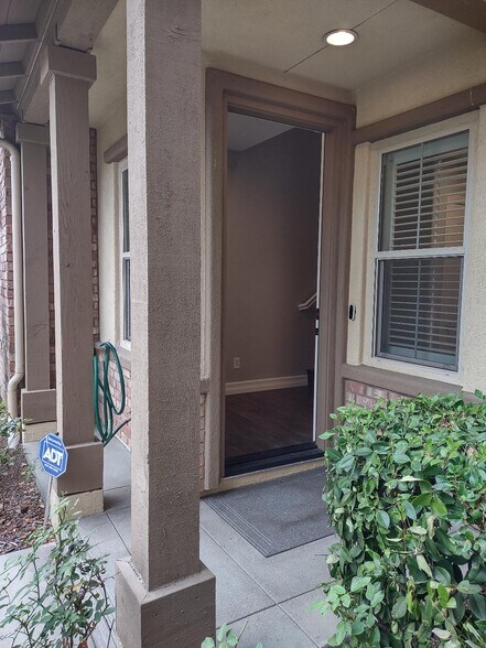 Building Photo - 982 Sweetbriar Ln