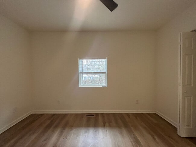 Building Photo - Newly Remodeled!